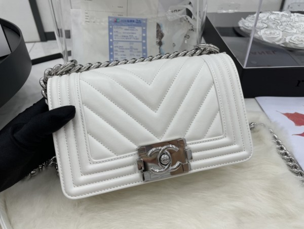 Chanel BOY Handbag 20cm - BOY195