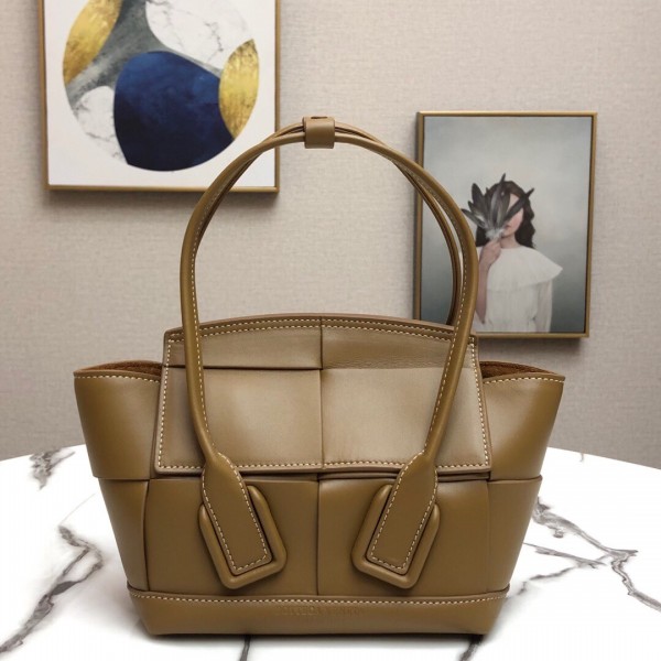 Bottega Veneta Arco Bag 2 Sizes BV080