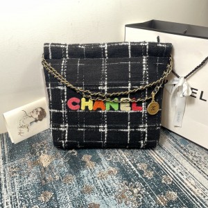 Chanel 22 Small Handbag - 22BAG005