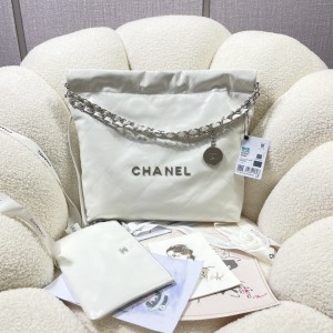 Chanel 22 Small Handbag - 22BAG051